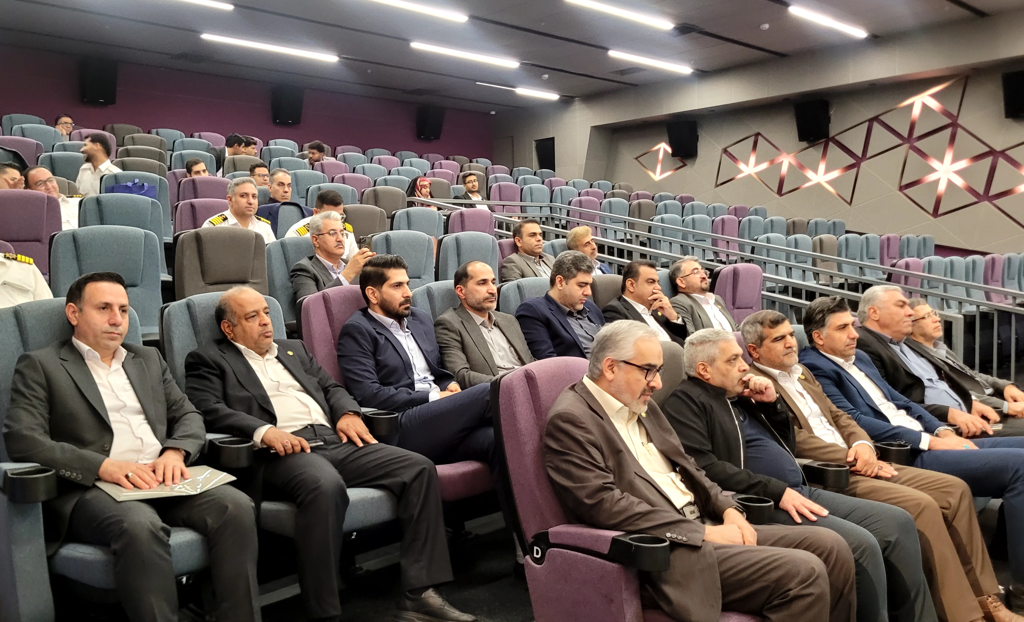 حضور معاون دریایی اداره‌کل بنادر و دریانوردی هرمزگان در سمینار راهنمایی حوزه جنوب شرق