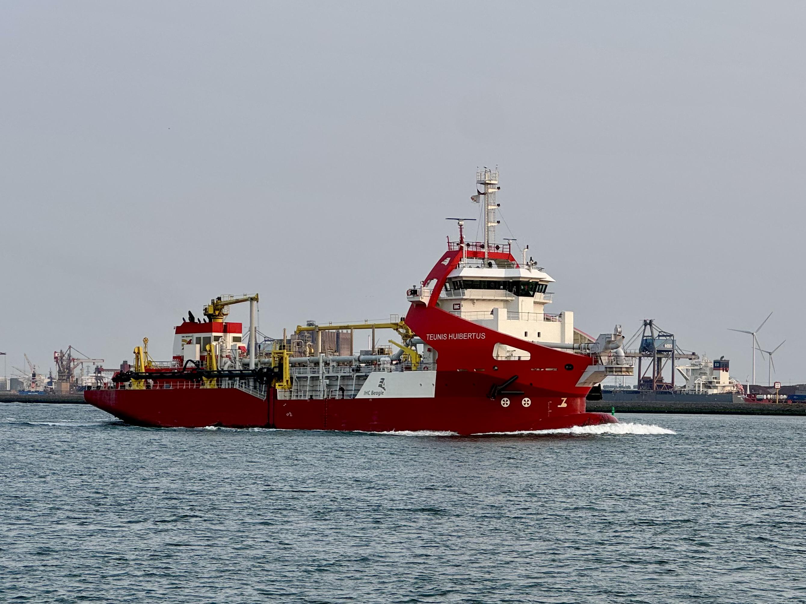 پایان عملیات لایروبی و تعمیق هفت پست از اسکله‌های بندر شهید رجایی