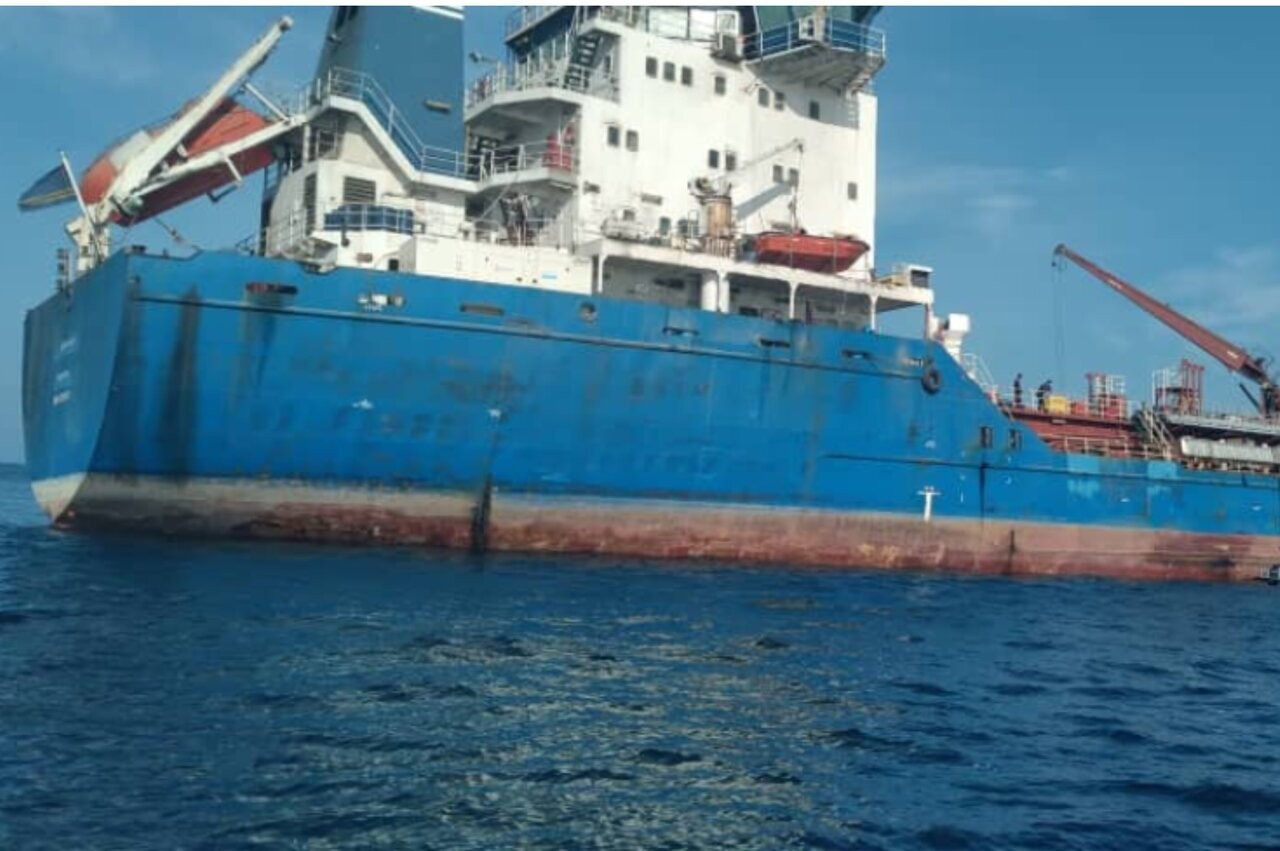 نجات کشتی سانحه دیده در آب‌های ساحلی خزر