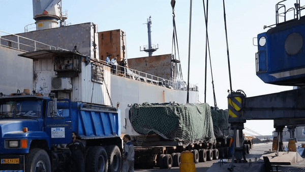 تخلیه دو نگله سنگین در بندر شهید رجایی