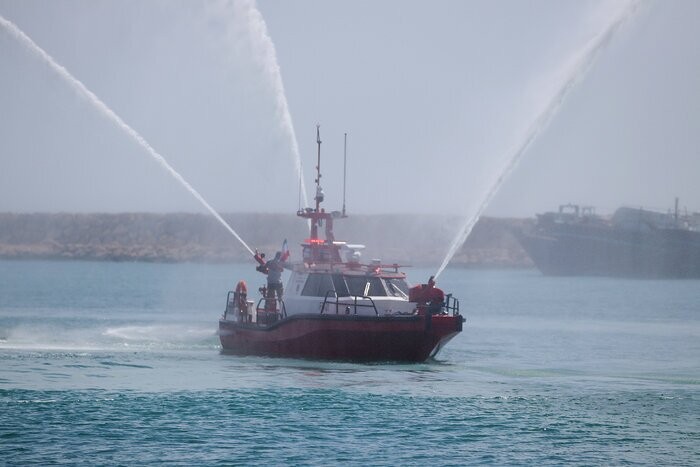 استقرار شناور چندمنظوره آتش‌خوار در بندر کیش پیش از نوروز ۱۴۰۵